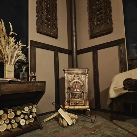 Столики в закрытой, обогреваемой беседке